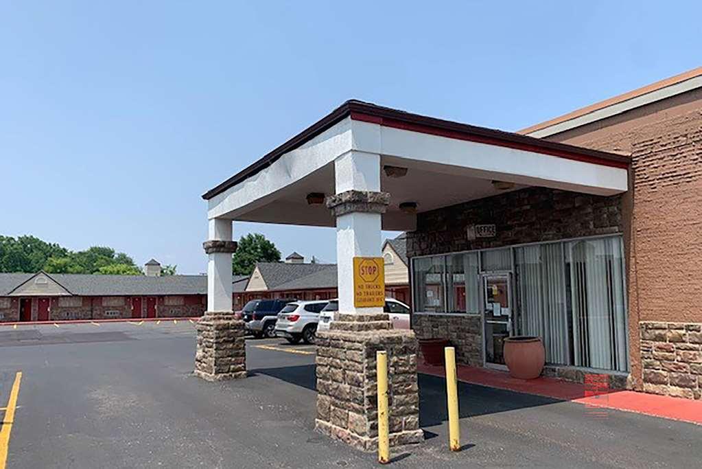 Rodeway Inn Youngstown Exterior photo